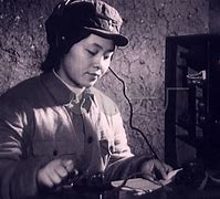 电报员旋转表情包_外国小伙怒砸电脑gif表情包