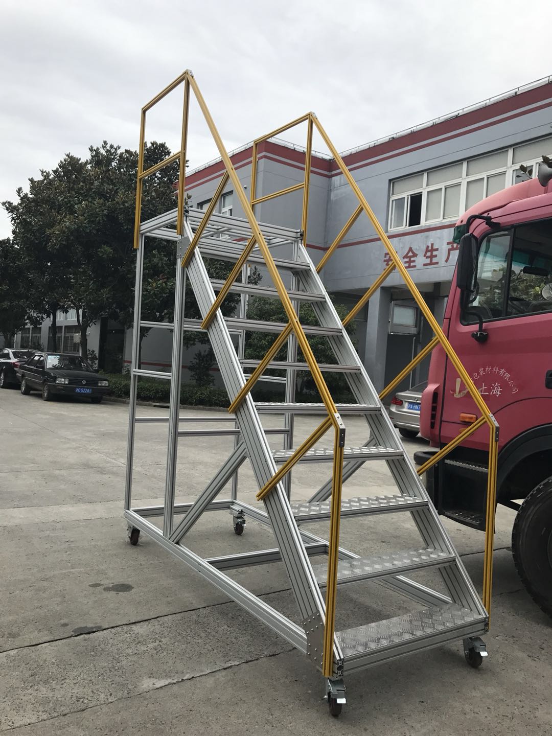 高处作业梯子与地面的夹角-高处作业梯子与地面的夹角为多少度