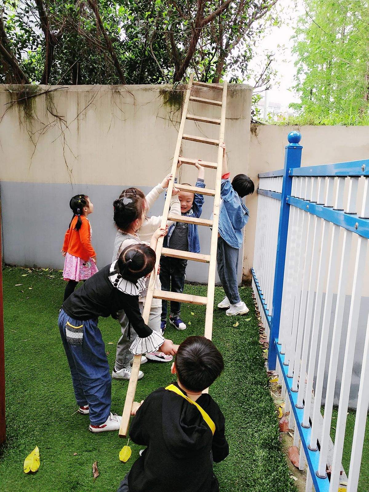 抗梯子的图片-扛梯子的扛怎么写