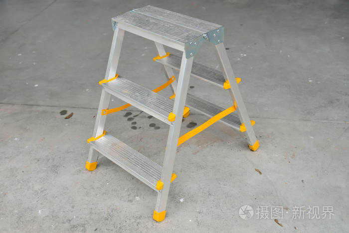 在梯子上工作时梯子与地面的角度-在梯子上工作时梯子与地面的角度是
