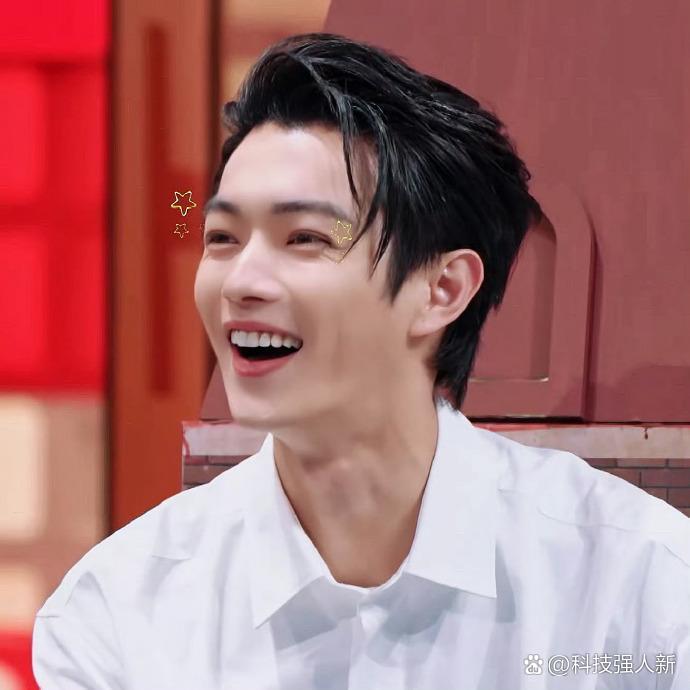 于正跟许凯共度的第九个生日-于正为许凯新剧服饰引起的争议发声